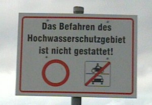 Genitive case ignored (should read as »Hochwasserschutzgebietes«)